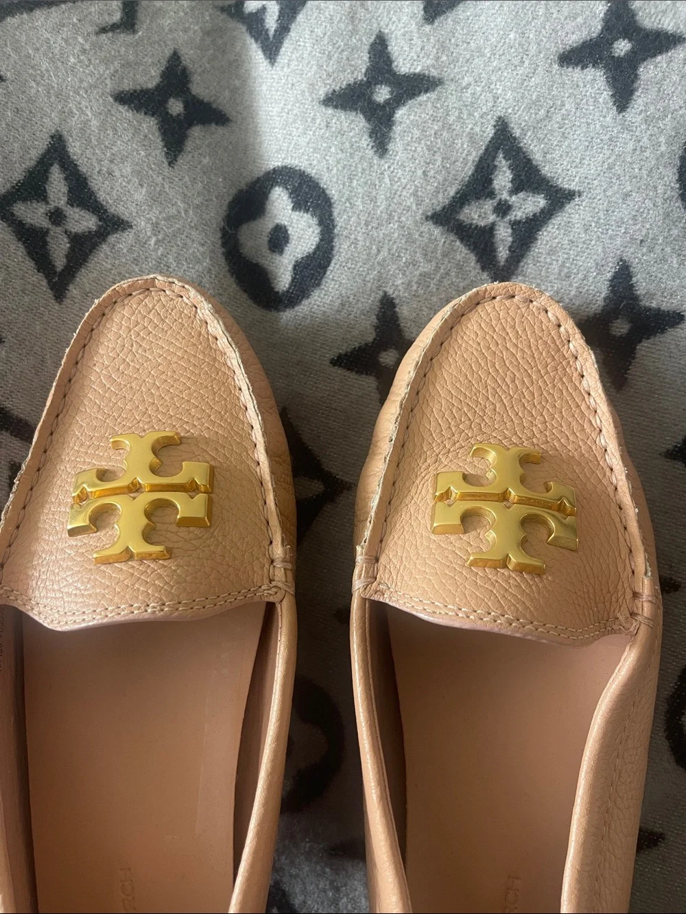 NWOT Tory Burch neutral Leather Logo Driving Loafers with Gold Emblem